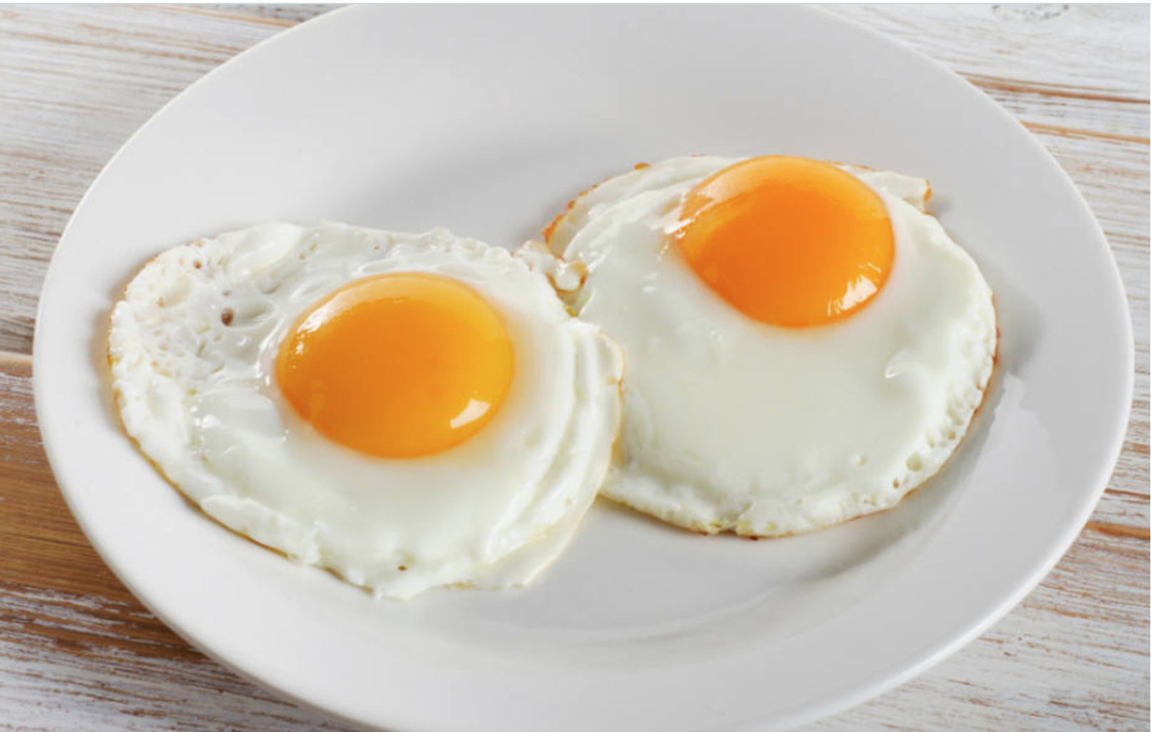 Pisto de verduras con huevos a la plancha.